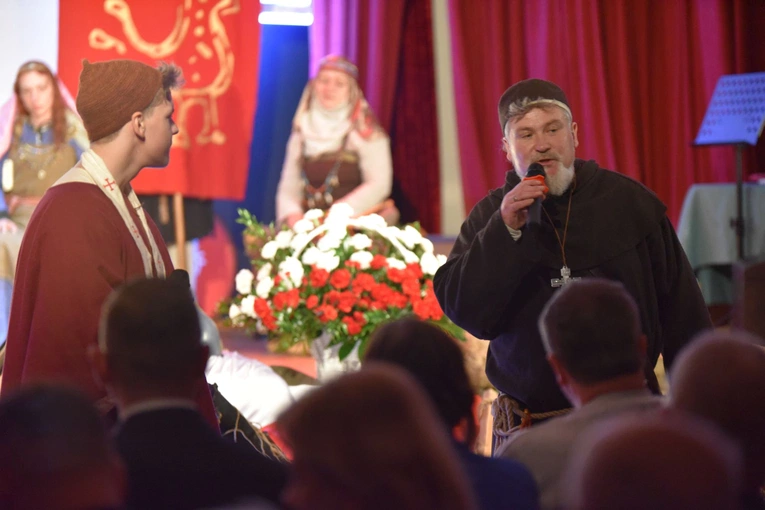 Śpiewanie i koronacja w Ołpinach