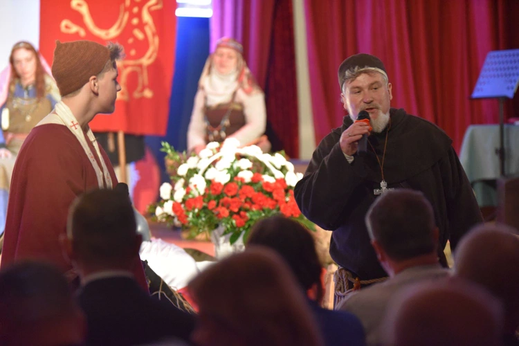 Śpiewanie i koronacja w Ołpinach