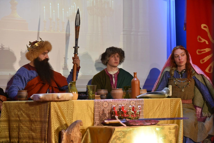 Śpiewanie i koronacja w Ołpinach