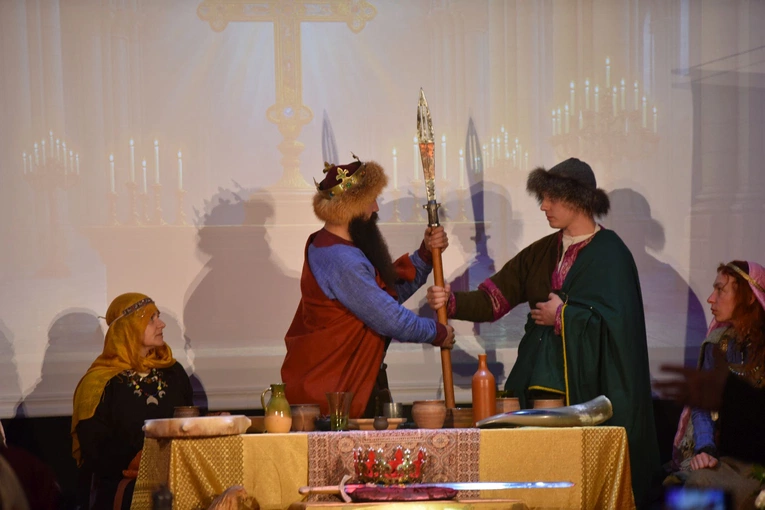 Śpiewanie i koronacja w Ołpinach