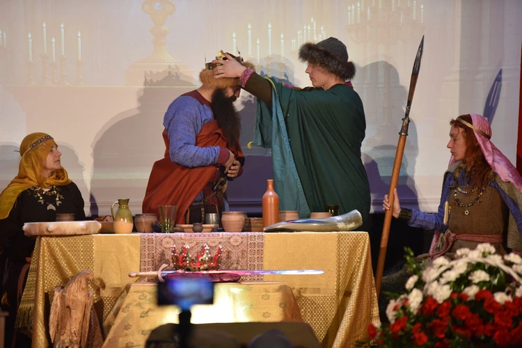 Śpiewanie i koronacja w Ołpinach