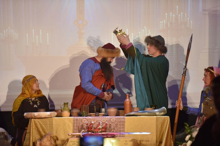 Śpiewanie i koronacja w Ołpinach