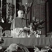 Abp Kominek tłumaczy okoliczności powstania i treść orędzia. Nagranie archiwalne