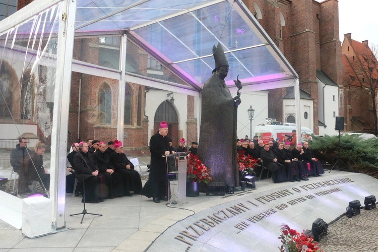 60. rocznica orędzia biskupów polskich do niemieckich. Uroczystości pod pomnikiem kard. Kominka