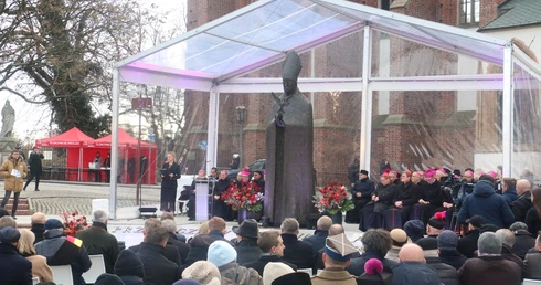 60. rocznica orędzia biskupów polskich do niemieckich. Uroczystości pod pomnikiem kard. Kominka