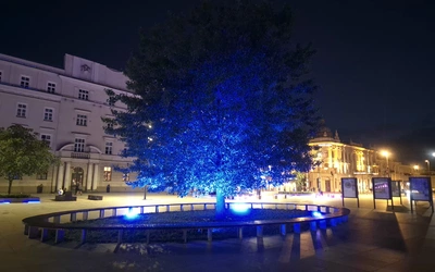 Plac Litewski w czerwieni i błękicie