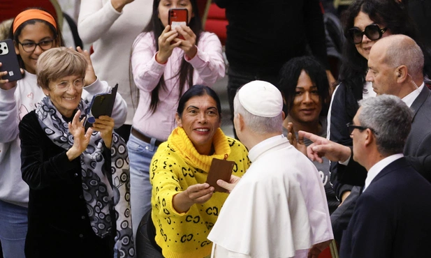 Leon XIV podczas spotkania z ubogimi