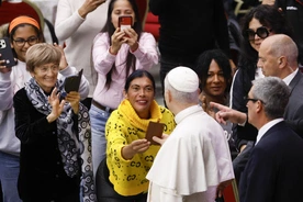 Leon XIV podczas spotkania z ubogimi