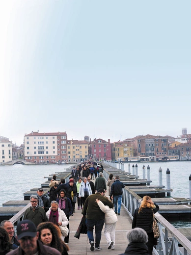 Cmentarz na wyspie, przejście po wodzie. W Wenecji mają na to patent od dwóch stuleci