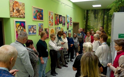 Artyści i ich goście w czasie wernisażu. 