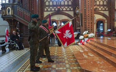 W liturgii uczestniczyli przedstawiciele władz, wojsko i poczty sztandarowe.