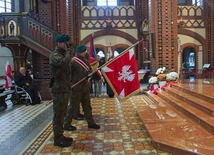 W liturgii uczestniczyli przedstawiciele władz, wojsko i poczty sztandarowe.