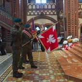 W liturgii uczestniczyli przedstawiciele władz, wojsko i poczty sztandarowe.