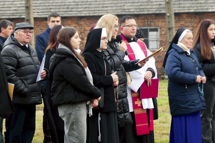 Parafianie z Brzezinki odczytywali świadectwa ocalałych z obozu. 