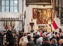 Z uwagi na prace konserwatorskie prowadzone w świątyni liturgia była celebrowana przy ołtarzu kaplicy Ferberów.