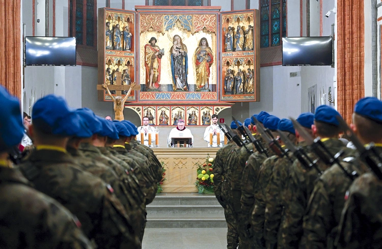 W katedrze obecna była wojskowa kompania reprezentacyjna.