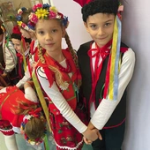 Uczniowie Publicznej Szkoły Podstawowej SPSK im. św. Franciszka w czasie ogniska patriotycznego zaprezentowali tańce ludowe.