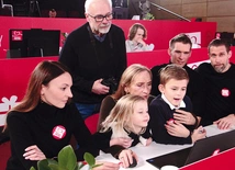 Wnuki pani Lidii jeszcze  długo będą rozmawiać  o smutnych historiach  wirtualnie poznanych ludzi.