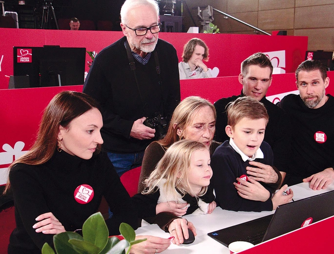 Wnuki pani Lidii jeszcze  długo będą rozmawiać  o smutnych historiach  wirtualnie poznanych ludzi.