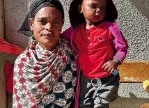 Alami kilka razy trafiała do szpitala z ostrym niedożywieniem. Dziś już nie urośnie i nie nadrobi straconego czasu, ale jej rodzina w końcu będzie miała co jeść. 