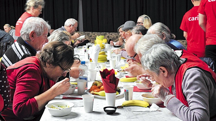 Podopieczni i ich darczyńcy spotkali się przy wspólnym stole.