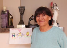 Ewa Horanin – mężatka, matka i babcia; nauczycielka, doradczyni rodzinna, laureatka Nagrody kard. nom. I. Jeża w 2013 roku.