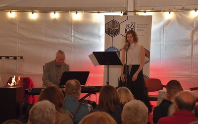 Muzyczna wędrówka przez dzieje odbyła się w Café Wieża.