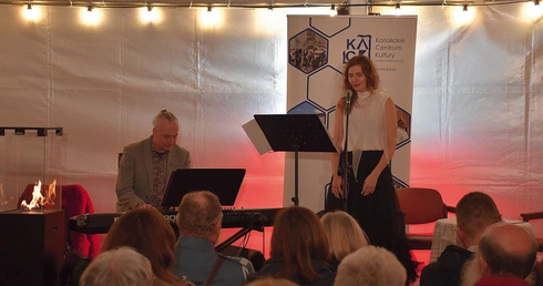 Muzyczna wędrówka przez dzieje odbyła się w Café Wieża.