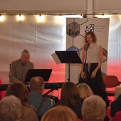 Muzyczna wędrówka przez dzieje odbyła się w Café Wieża.