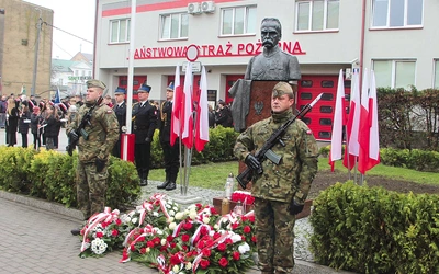 W wielu miastach tego dnia pod pomnikami składano kwiaty.