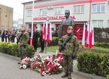 W wielu miastach tego dnia pod pomnikami składano kwiaty.