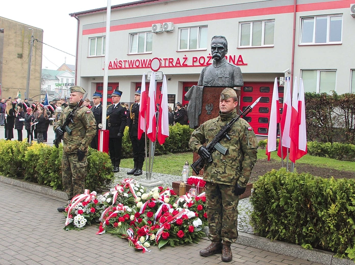 W wielu miastach tego dnia pod pomnikami składano kwiaty.