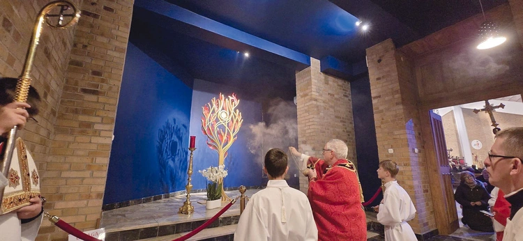 Kaplica  jest otwarta  dla każdego, o każdej porze dnia i nocy. 