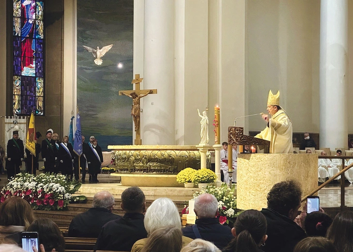 Tradycyjnie pielgrzymi przybywający do katowickiej świątyni wzięli udział w nabożeństwie i adoracji Najświętszego Sakramentu oraz w Mszy św.