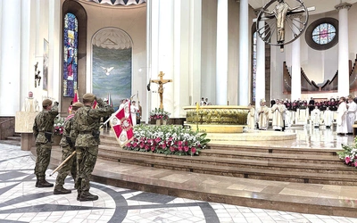 W Eucharystii uczestniczyli przedstawiciele formacji mundurowych, m.in. kompanie honorowe wojska, policji czy straży granicznej.  