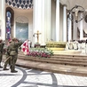 W Eucharystii uczestniczyli przedstawiciele formacji mundurowych, m.in. kompanie honorowe wojska, policji czy straży granicznej.  