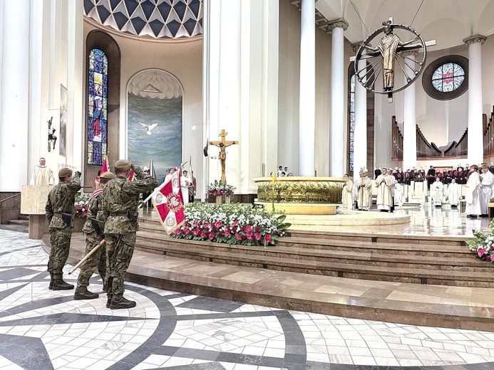 W Eucharystii uczestniczyli przedstawiciele formacji mundurowych, m.in. kompanie honorowe wojska, policji czy straży granicznej.  