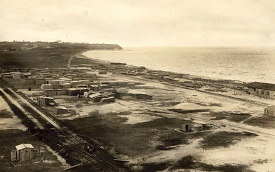 Rok 1921. Tak wyglądał teren budowy gdyńskiego tymczasowego portu, po którym przechadzał się pisarz.