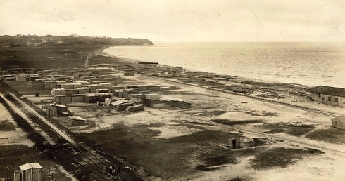 Rok 1921. Tak wyglądał teren budowy gdyńskiego tymczasowego portu, po którym przechadzał się pisarz.