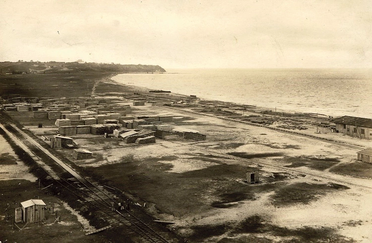 Rok 1921. Tak wyglądał teren budowy gdyńskiego tymczasowego portu, po którym przechadzał się pisarz.