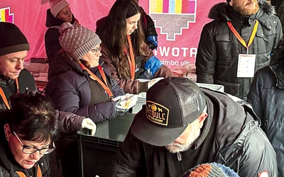 Potrzebujący mogli otrzymać kanapki oraz kubek gorącej kawy.