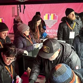 Potrzebujący mogli otrzymać kanapki oraz kubek gorącej kawy.