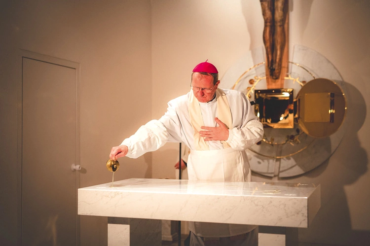 Namaszczenie mensy olejem krzyżma świętego.