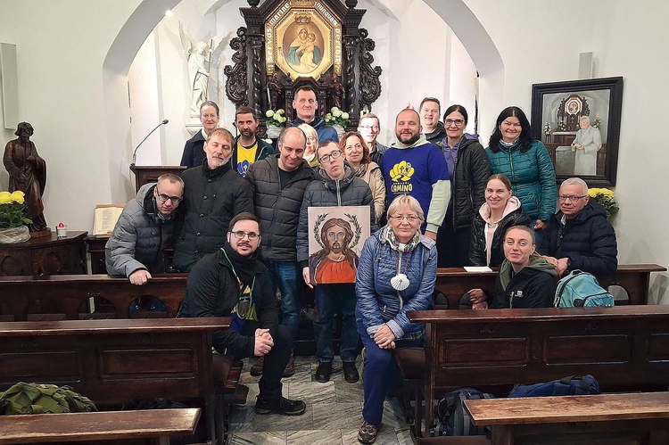 Pielgrzymi niemal u celu: w sanktuarium na Górze Chełmskiej.