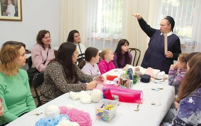 Siostra Michaela instruuje, jak poradzić sobie z włóczką w czasie robienia aniołków. 