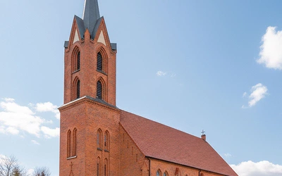 Dzisiejsze wyposażenie wnętrza wyraźnie mówi już językiem katolickiej pobożności: ołtarz główny z figurą patrona, tabernakulum, stacje drogi krzyżowej, obrazy oraz konfesjonały.