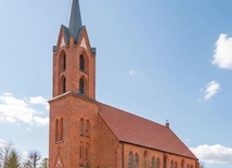 Dzisiejsze wyposażenie wnętrza wyraźnie mówi już językiem katolickiej pobożności: ołtarz główny z figurą patrona, tabernakulum, stacje drogi krzyżowej, obrazy oraz konfesjonały.