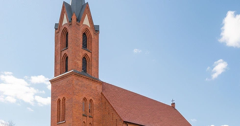 Dzisiejsze wyposażenie wnętrza wyraźnie mówi już językiem katolickiej pobożności: ołtarz główny z figurą patrona, tabernakulum, stacje drogi krzyżowej, obrazy oraz konfesjonały.