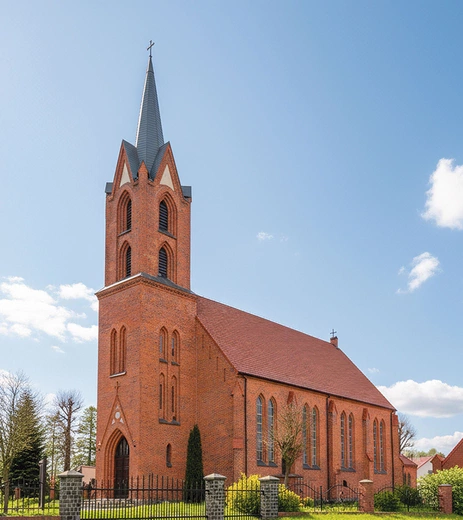 Dzisiejsze wyposażenie wnętrza wyraźnie mówi już językiem katolickiej pobożności: ołtarz główny z figurą patrona, tabernakulum, stacje drogi krzyżowej, obrazy oraz konfesjonały.