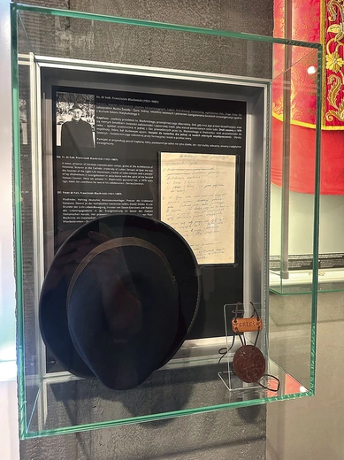 Kapelusz, rękopis i znak oazowy można oglądać w sali poświęconej duchowieństwu.